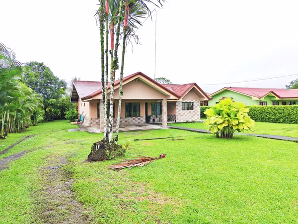 Casa de Oportunidad con Majestuosa Vista al Volcán Arenal
