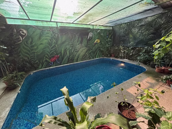 Casa en un entorno de santuario con piscina y arroyo