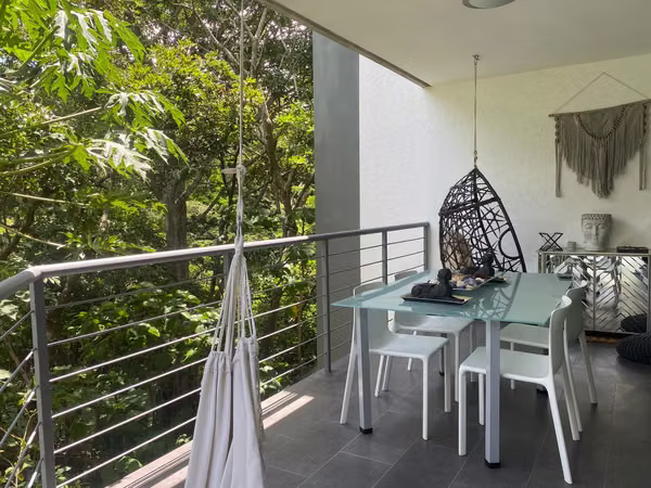 Se alquila apartamento amueblado en condominio en Santa Ana