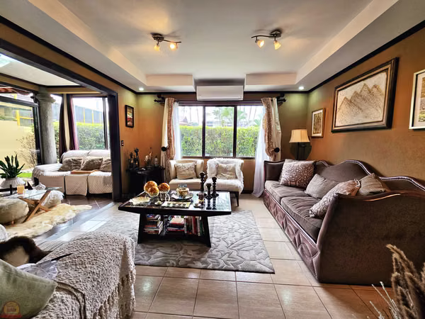 Casa Esquinera en Venta en La Ribera de Belén | 280 m² | 3-Habs | Jardines | Excelente Ubicación