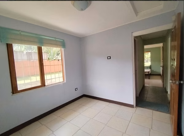 Venta de encantadora casa con amplias zonas verdes