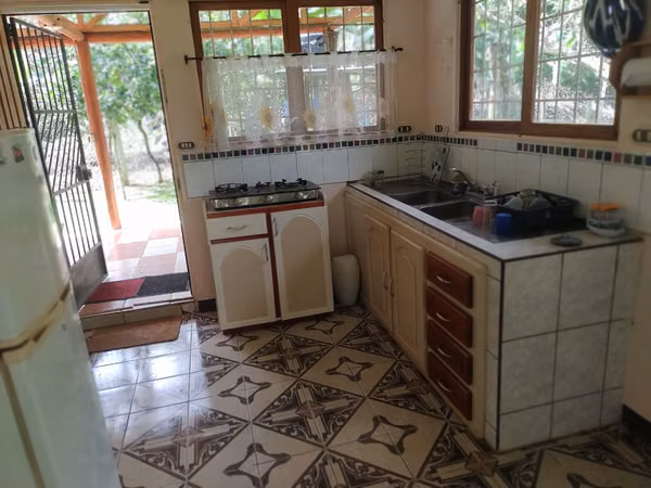 Venta de encantadora casa con amplias zonas verdes