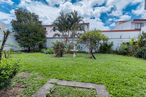 Casa en venta, en La Uruca | Uso de suelo mixto