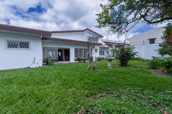 Casa en venta, en La Uruca | Uso de suelo mixto