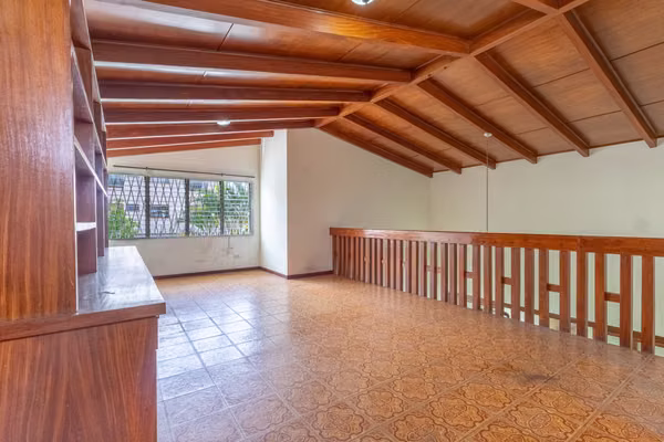 Casa en venta, en La Uruca | Uso de suelo mixto
