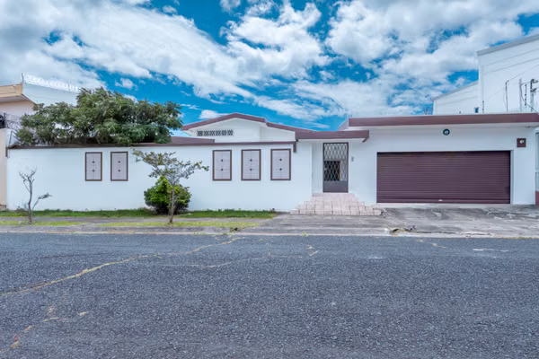 Casa en venta, en La Uruca | Uso de suelo mixto