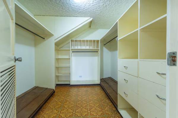 Casa en venta, en La Uruca | Uso de suelo mixto