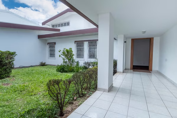 Casa en venta, en La Uruca | Uso de suelo mixto