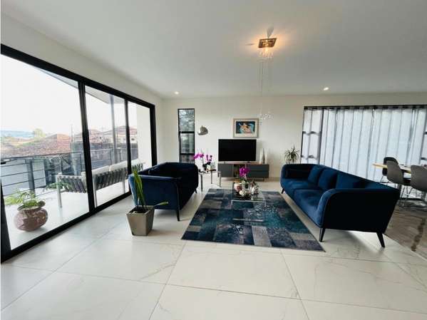 Exclusiva Casa Contemporánea en Venta en San Antonio Escazú