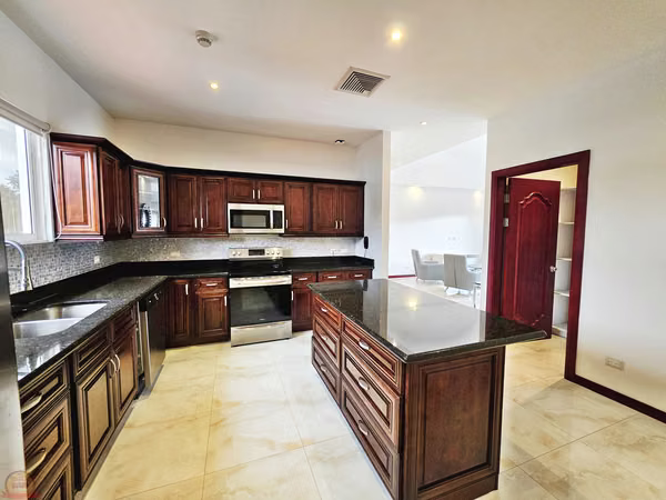 Penthouse Amueblado 3 Hab en Escazú | Cerca de Multiplaza | $2.500