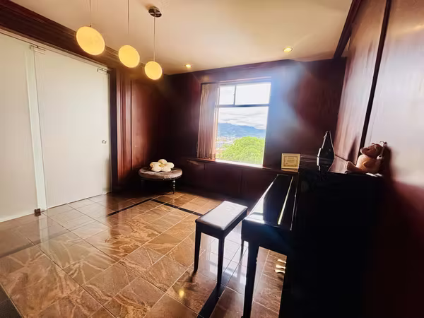 Rebajado. Penthouse en Venta o Alquiler amueblado,  en Los Yoses, San Pedro.