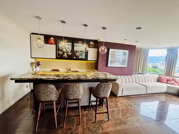 Rebajado. Penthouse en Venta o Alquiler amueblado,  en Los Yoses, San Pedro.