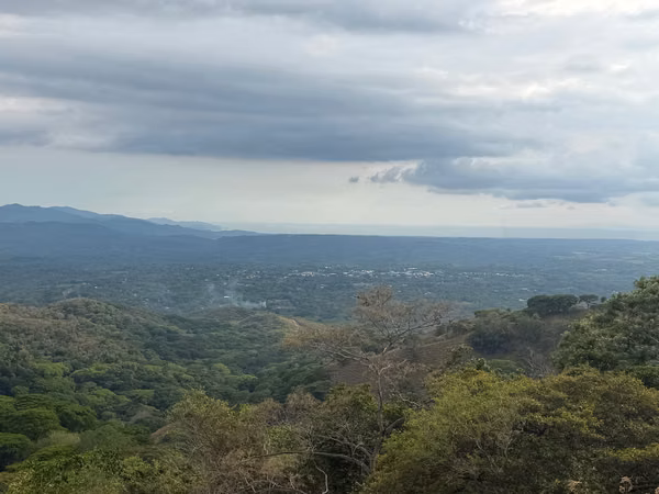 Gran finca con vistas impresionantes al Pacífico y al bosque.