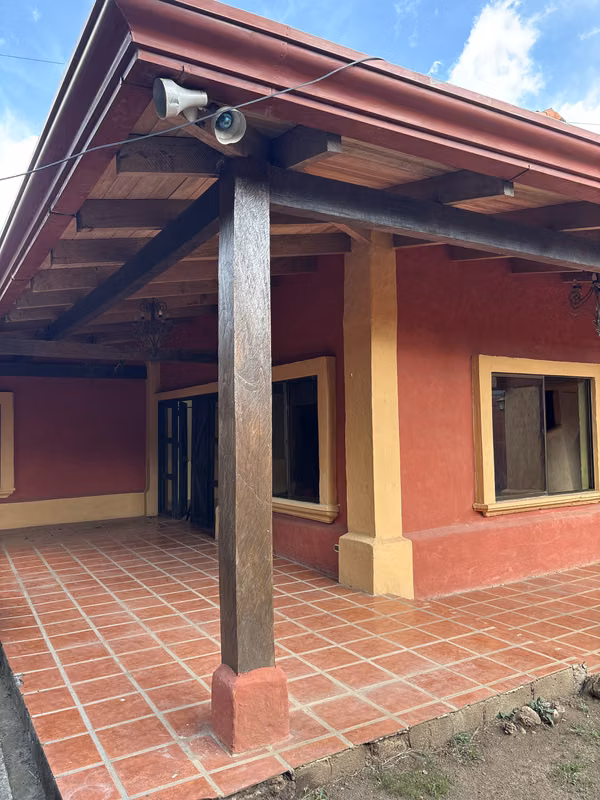 Rental of house with great potential for commercial or housing rental