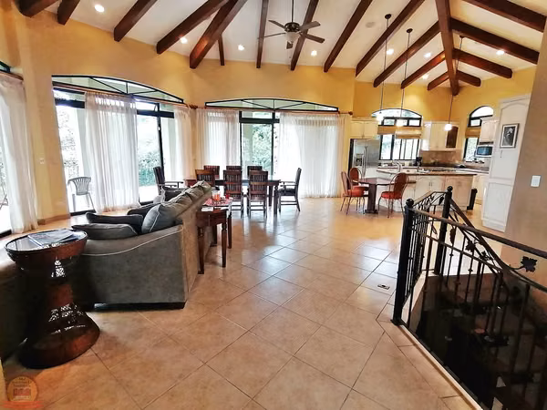 Casa de Lujo 4 Hab con Vista Panorámica | Cerro Colón, Mora | Venta - Renta