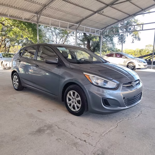 HYUNDAI  ACCENT 2015 FINANCIADO