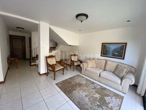 En venta casa esquinera en condominio en Guachipelín, Escazú.