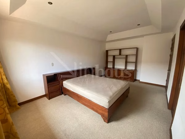 En venta casa esquinera en condominio en Guachipelín, Escazú.