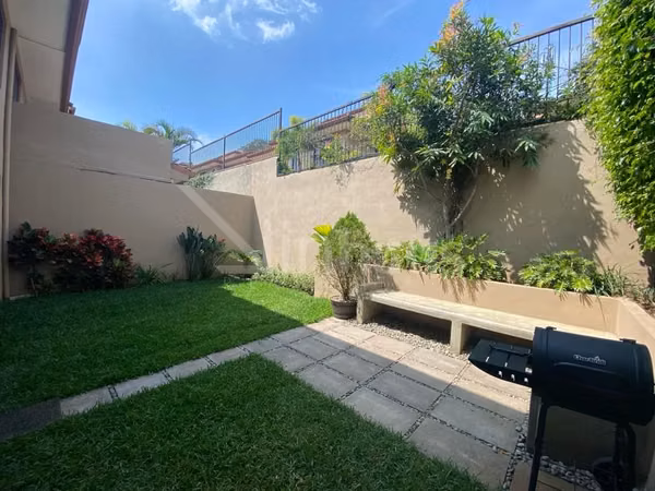 En venta casa esquinera en condominio en Guachipelín, Escazú.