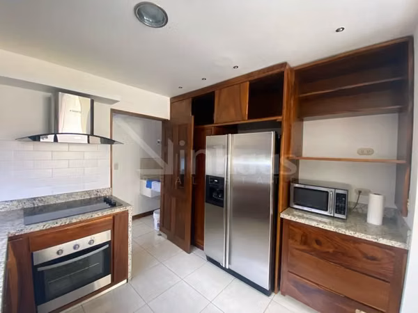 En venta casa esquinera en condominio en Guachipelín, Escazú.