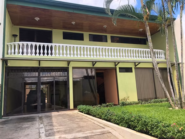 Casa en Lomas de Ayarco: Gran Oportunidad a un Precio Inmejorable LCMP