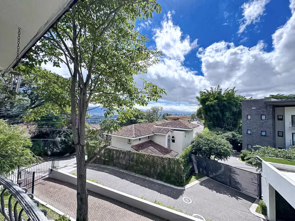 Casa Serena | Suburban home large yard