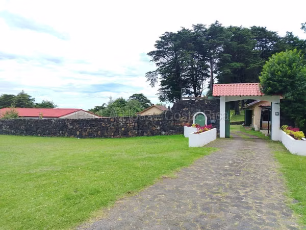 Venta de Quinta en Los Ángeles de San Rafael de Heredia RZ