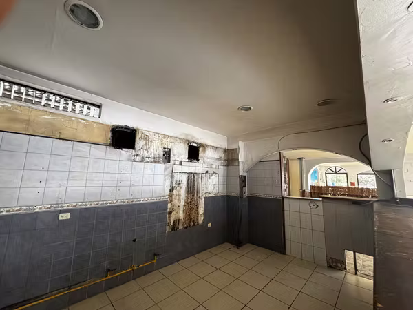 Local comercial 140m2 + 20m2 de terraza San Rafael de Escazú parqueo seguridad