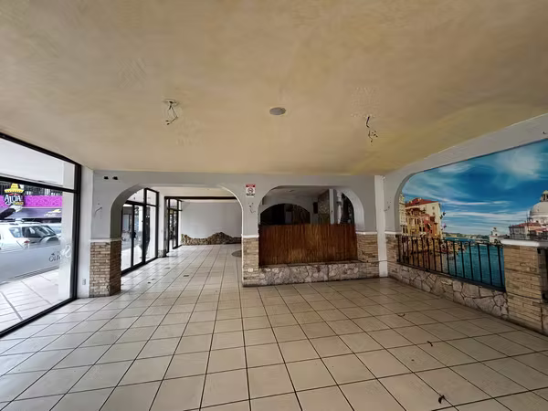 Local comercial 140m2 + 20m2 de terraza San Rafael de Escazú parqueo seguridad