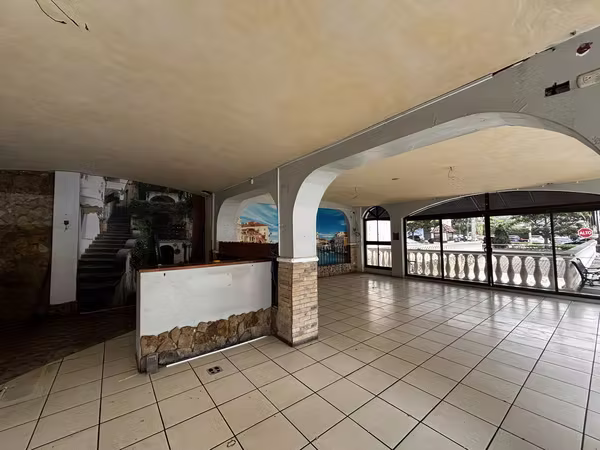 Local comercial 140m2 + 20m2 de terraza San Rafael de Escazú parqueo seguridad