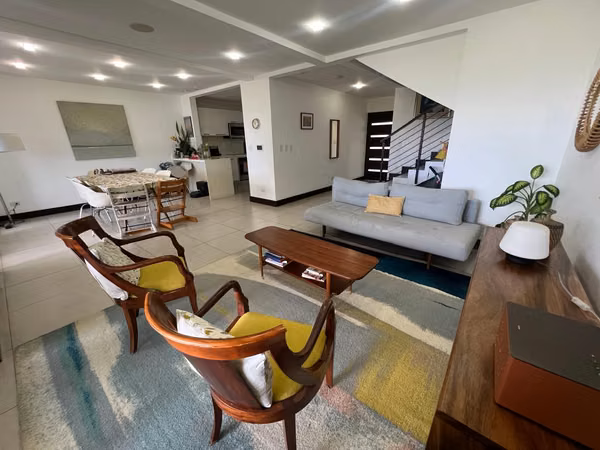 Casa moderna de 4 habitaciones con línea blanca, jardín y hermosa vista – Por la Paco