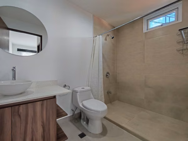 Se alquila apartamento en Rohrmoser. Al final del Boulevard. Cerca del Colegio Británico.