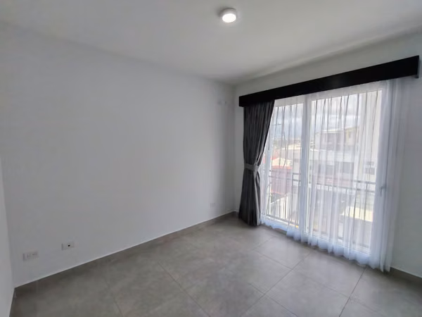 Se alquila apartamento en Rohrmoser. Al final del Boulevard. Cerca del Colegio Británico.