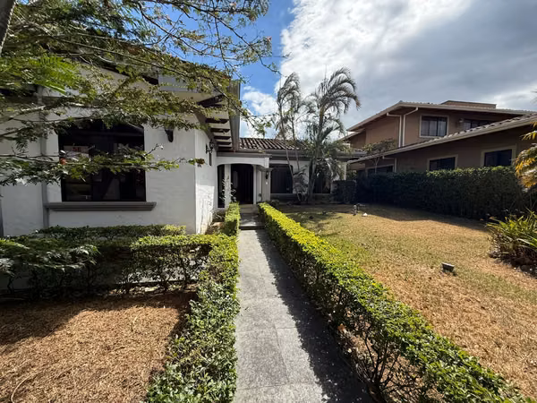 Alquiler de casa de una planta en Santa Ana Piedades