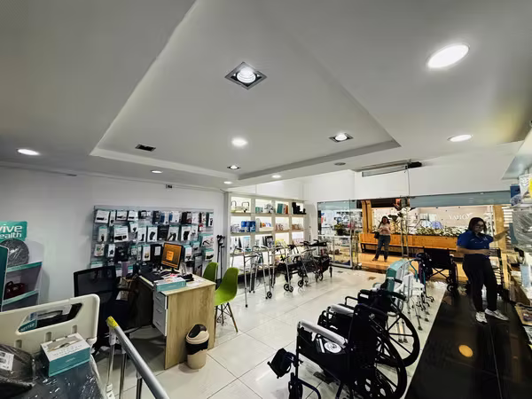 Local comercial Curridabat 120m2 Seguridad Parqueo
