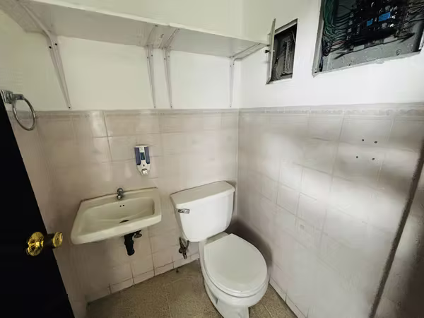 Local comercial 256m2 Barrios Escalante cuarto piso vista
