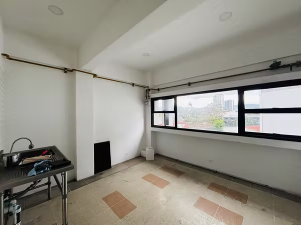 Local comercial 256m2 Barrios Escalante cuarto piso vista