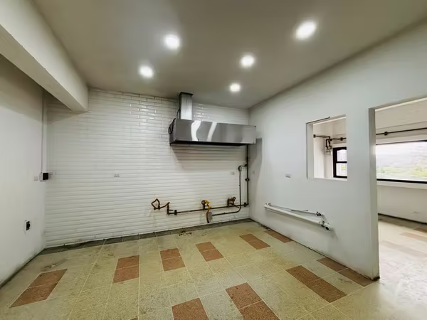 Local comercial 256m2 Barrios Escalante cuarto piso vista