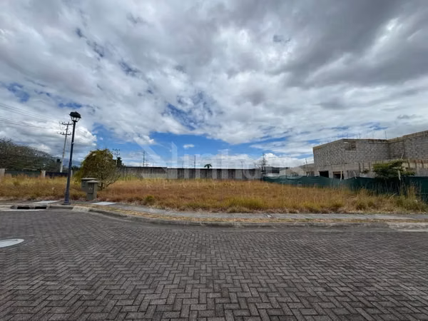 En venta lote totalmente plano en condominio en Lindora, Santa Ana.
