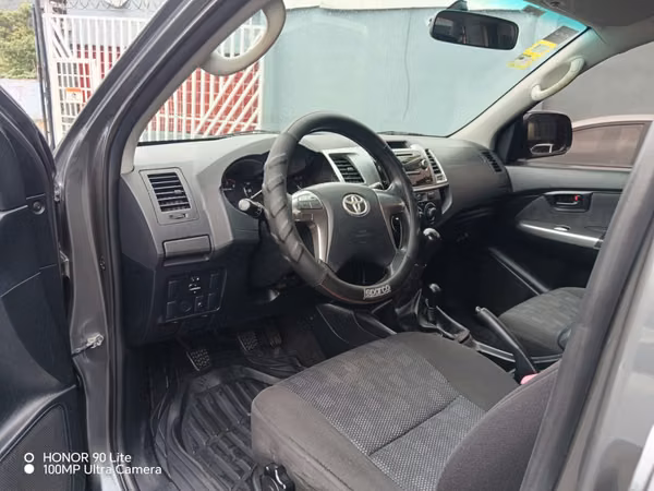 TOYOTA HILUX SR