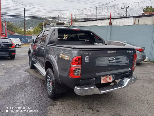 TOYOTA HILUX SR