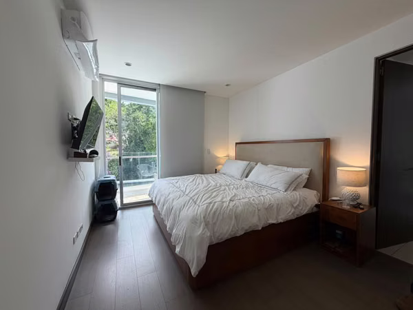 Se alquila amplio apartamento en condominio Bosques de Escazú