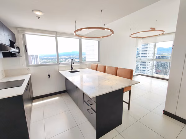 Se vende apartamento esquinero en Rohrmoser. Piso alto.