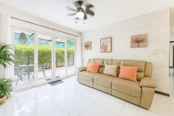 Alquiler de apartamento esquinero con amplio patio en Santa Ana