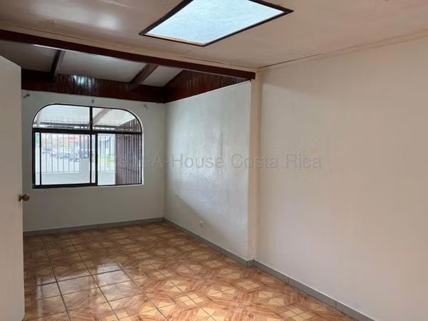 Venta de Casa con Apartamento - Cubujuqui -  Heredia.