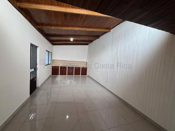 Venta de Casa con Apartamento - Cubujuqui -  Heredia.