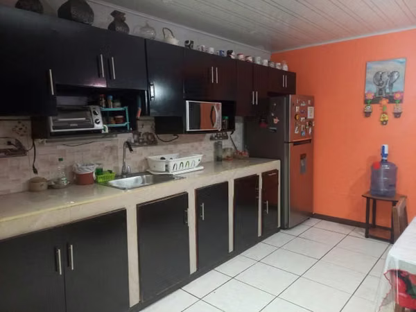 Venta de Casa con Apartamento - Cubujuqui -  Heredia.