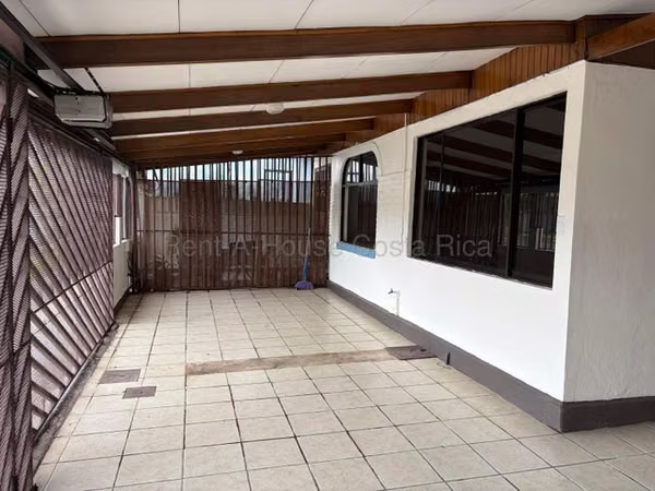 Venta de Casa con Apartamento - Cubujuqui -  Heredia.