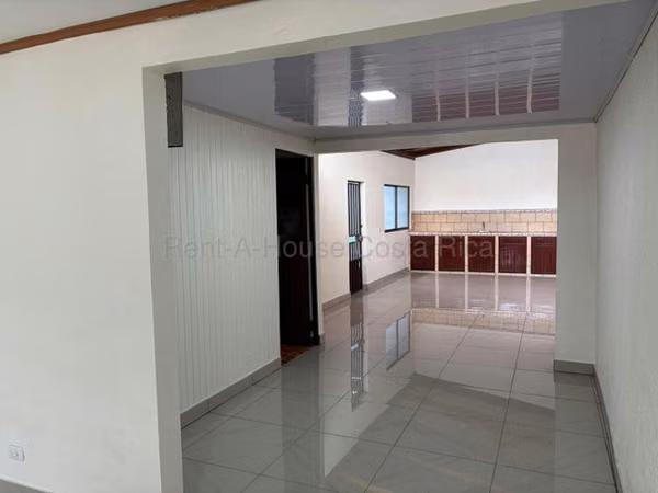 Venta de Casa con Apartamento - Cubujuqui -  Heredia.