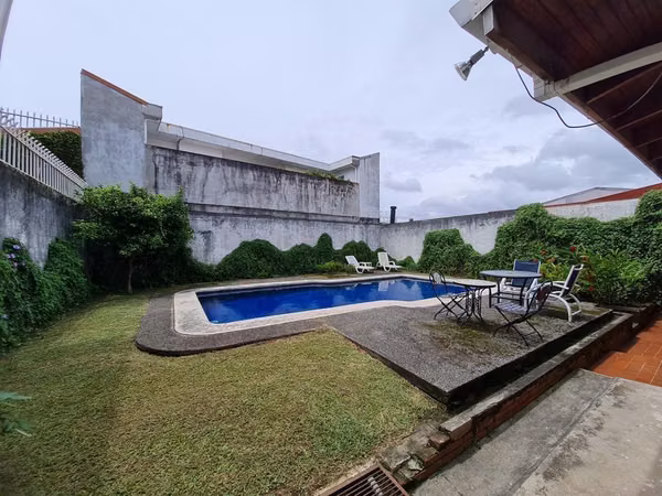 CASA EN ROHRMOSER CON PISCINA